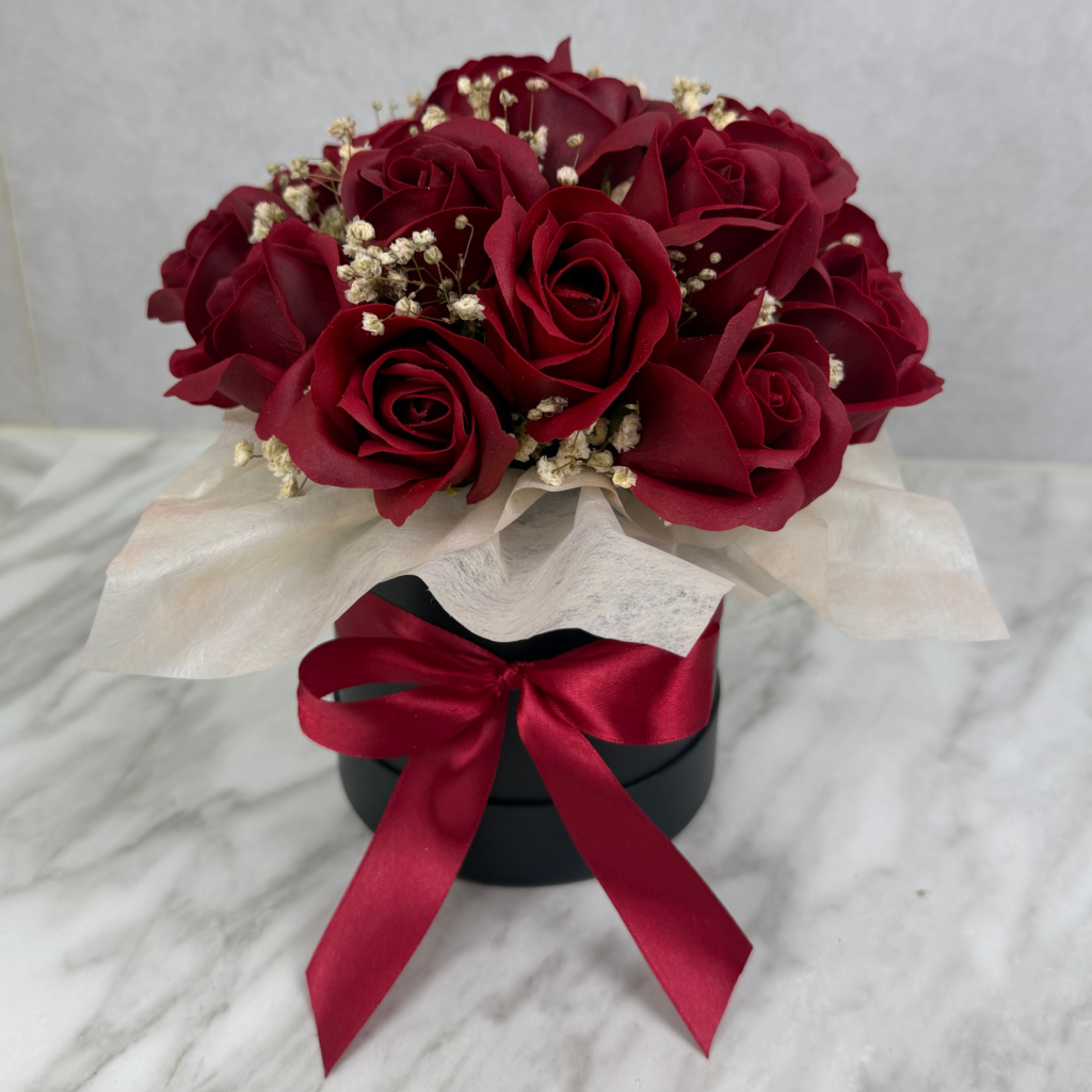 Flowerbox z kwiatów mydlanych czerwony