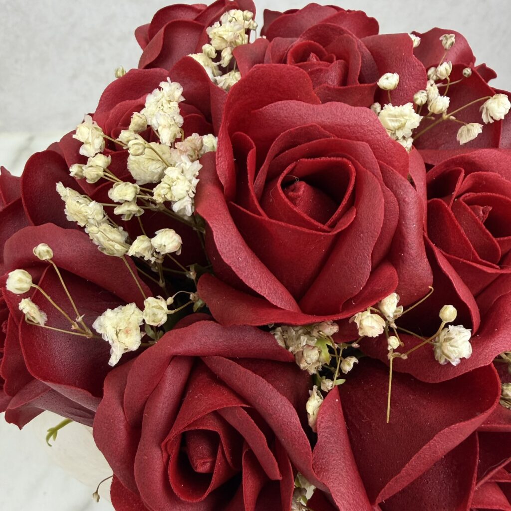 Flowerbox z kwiatów mydlanych czerwony